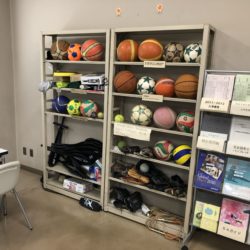 各学部事務室ではボールやラケットを借りることができます。