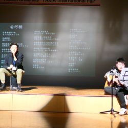 国際交流フェアで中国人留学生が中国の歌を紹介しています。