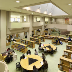 多摩図書館は、法政の中で一番の蔵書数を誇ります。