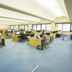 多摩図書館には自習スペースもしっかり整っています。