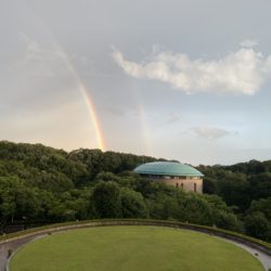 雨上がりの空に二重の虹が綺麗にかかりました。